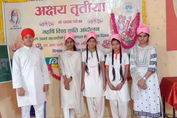 Akshaya Tritiya festival was celebrated with great devotion along with Guru Pujan on Friday at Maharishi Vidya Mandir Bareilly. During this, the students gave a grand presentation of colorful cultural programs.